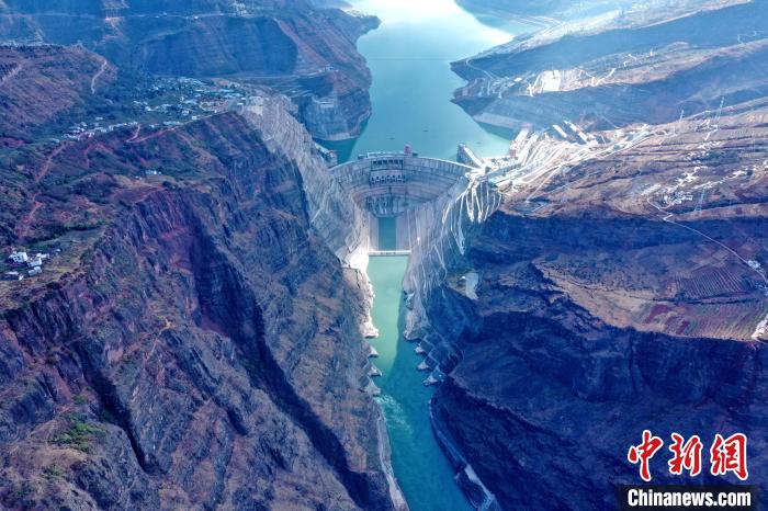 圖為白鶴灘水電站大壩全景圖?！∷娝木止﹫D
