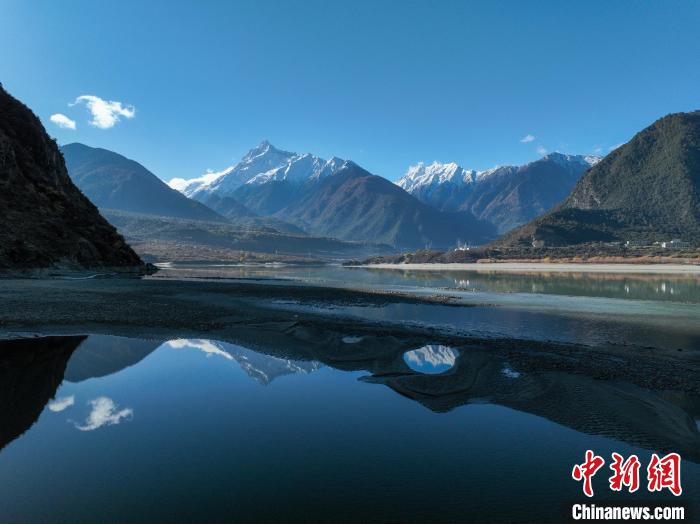 西藏林芝雅魯藏布江和遠(yuǎn)處的雪山?！《拘?攝