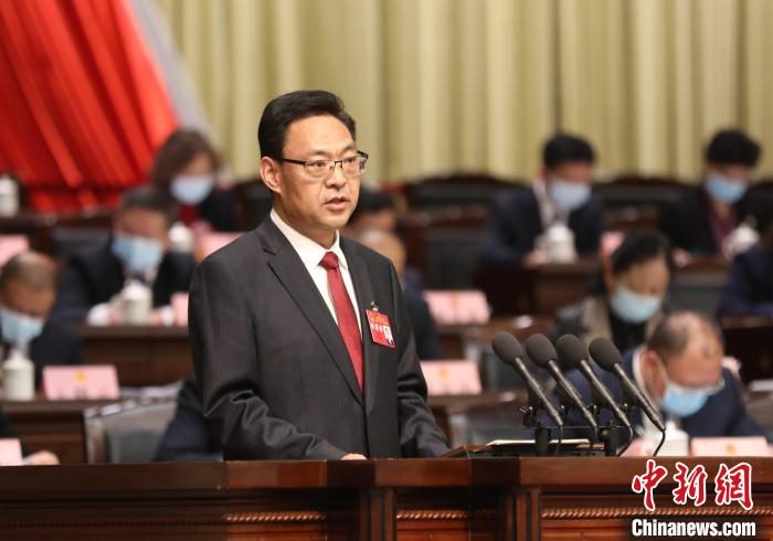 圖為青海省西寧市人民政府代市長石建平作政府工作報告?！∑钤鲚?攝
