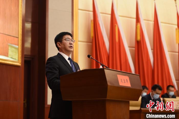 圖為青海省果洛州人民政府州長(zhǎng)葉萬彬作政府工作報(bào)告?！　《嘟馨盒?攝