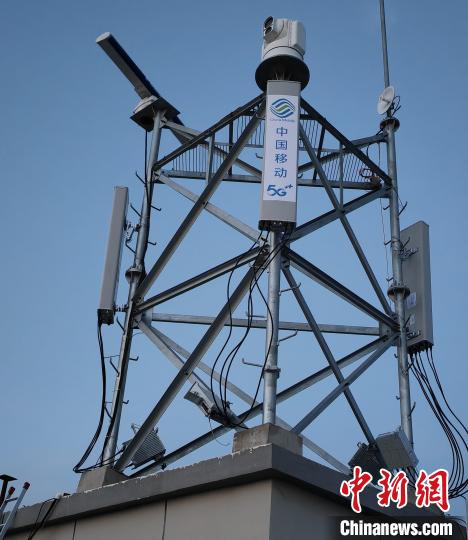 資料圖為建在龍羊峽湖區(qū)內(nèi)的5G基站?！∏嗪Ｒ苿?dòng)海南分公司供圖