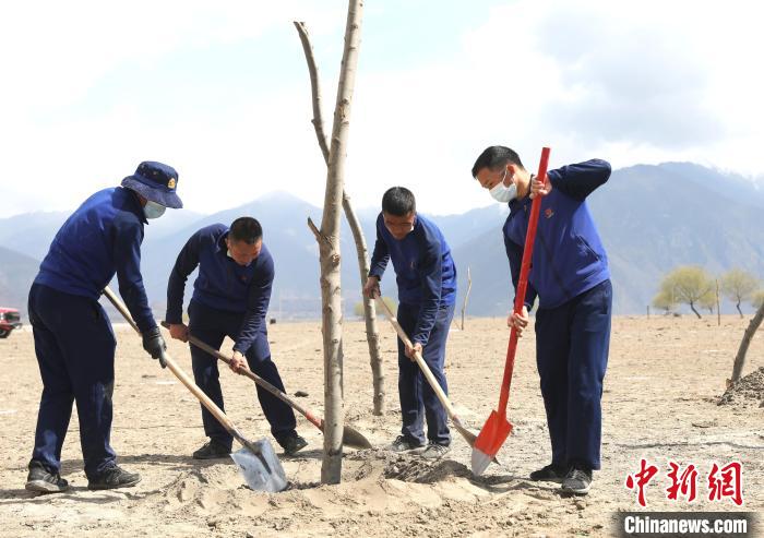 林芝市巴宜區(qū)森林消防中隊志愿服務(wù)隊正在平坑。　西繞拉翁 攝