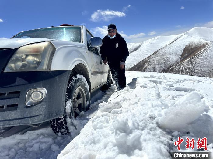 圖為生態(tài)管護(hù)人員準(zhǔn)備在雪地推車(chē)?！《“瓦_(dá)杰 攝