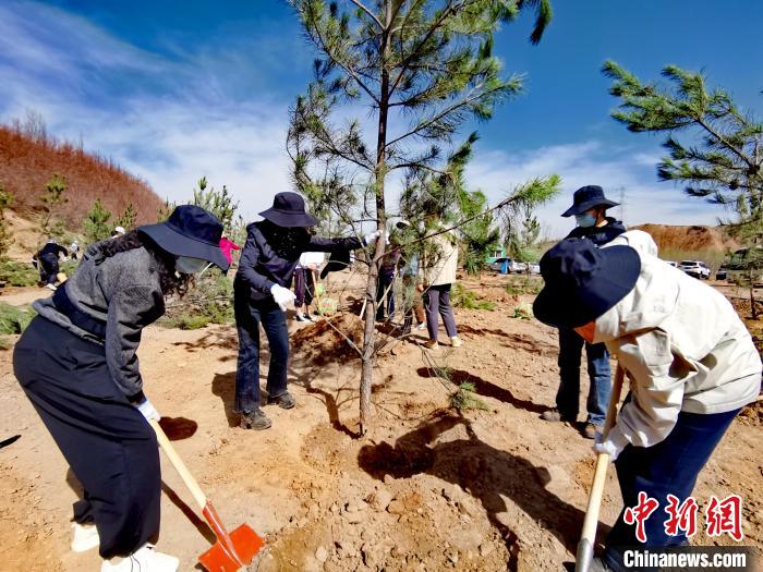 圖為西寧市城東區(qū)干部職工參加義務(wù)植樹。　張?zhí)砀?攝