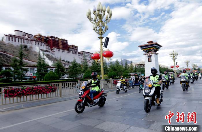 圖為2023年極地G219集結(jié)賽暨金卡納場(chǎng)地賽選手途經(jīng)拉薩布達(dá)拉宮?！∮文恋厍蚬﹫D