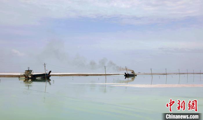 “天空之鏡”青海茶卡鹽湖：迎黃金旅游季，獨(dú)特景色引客來