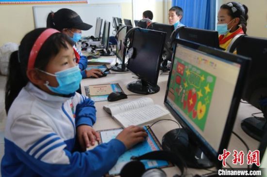 圖為鄉(xiāng)村學(xué)校少年宮的孩子們正在上電腦課?！〔抛尡尽z