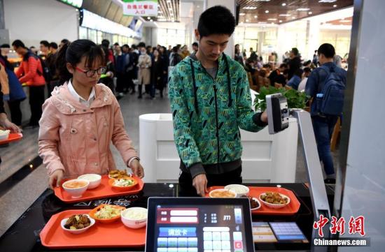 資料圖：某高校食堂學(xué)生在打飯。中新社記者 韓蘇原 攝