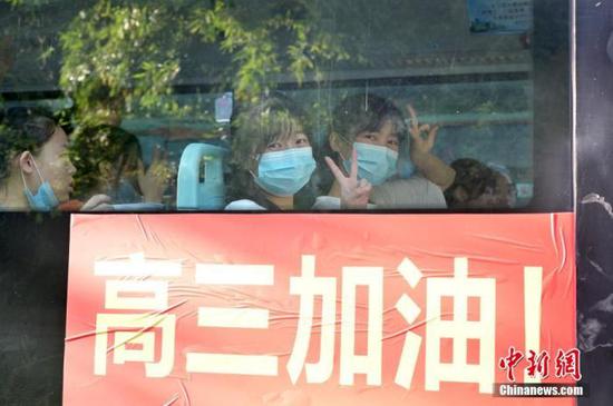 資料圖：2020年7月，廣西南寧沛鴻民族中學(xué)內(nèi)，高三學(xué)生乘坐高考專車前往考點(diǎn)。 中新社記者 俞靖 攝