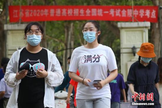 資料圖：2020年7月6日，江蘇南京一處考點(diǎn)，高考考生看完考場(chǎng)后走出考點(diǎn)。 中新社記者 泱波 攝
