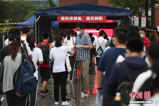資料圖：2020年7月，上海考生步入高考考場(chǎng)。張亨偉 攝