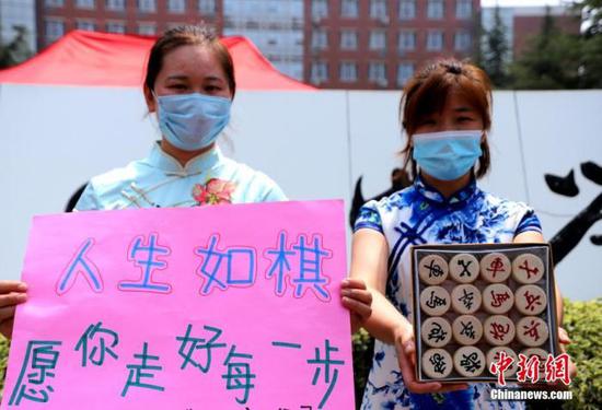 資料圖：2020年7月河南鄭州一高考考點(diǎn)，考生家長(zhǎng)送考 中新社記者 王中舉 攝