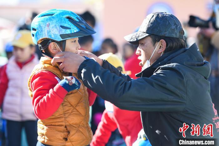 圖為拉薩市實驗幼兒園孩子在教練的幫助下穿戴頭盔。　何蓬磊 攝