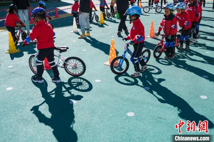 圖為拉薩市實驗幼兒園孩子們正在練習(xí)滑步車?！『闻罾?攝
