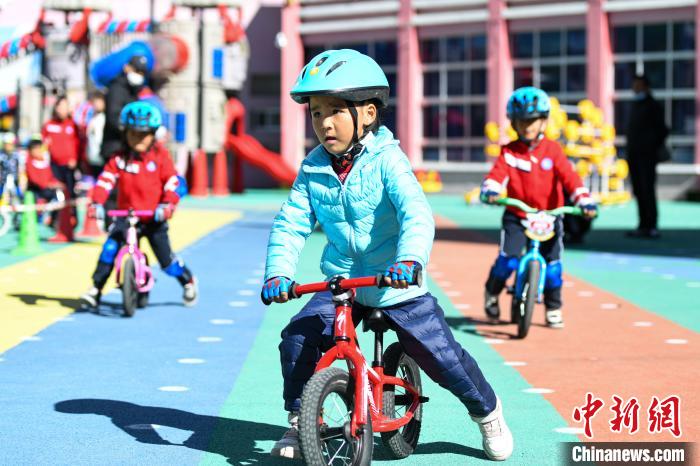 圖為拉薩市實驗幼兒園孩子們正在練習(xí)滑步車?！『闻罾?攝