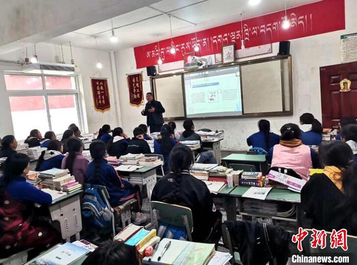 學(xué)生在免費(fèi)輔導(dǎo)班上課?！∧岈敵?攝