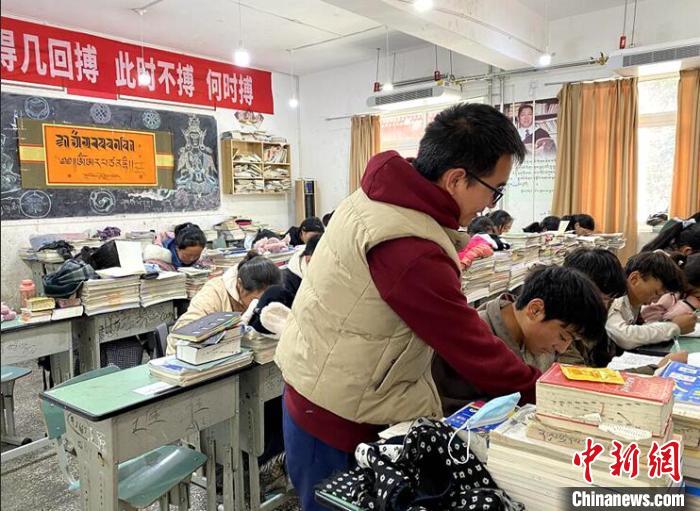 學(xué)生在免費(fèi)輔導(dǎo)班上課。　尼瑪初 攝