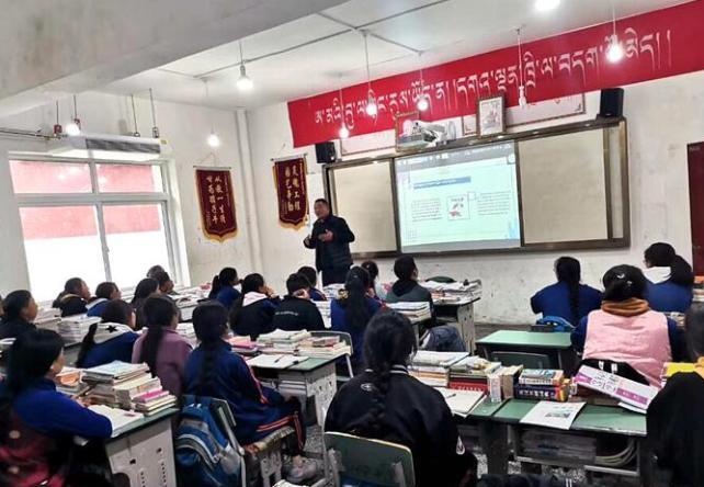 學(xué)生在免費(fèi)輔導(dǎo)班上課。　尼瑪初 攝