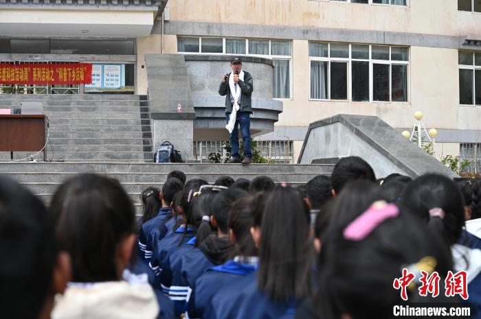 圖為西藏大學(xué)教授寧長(zhǎng)春為中學(xué)生授課?！≮w朗 攝