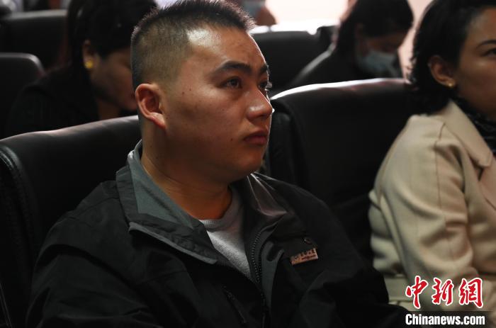 圖為企業(yè)工作人員參加講座?！≮w朗 攝