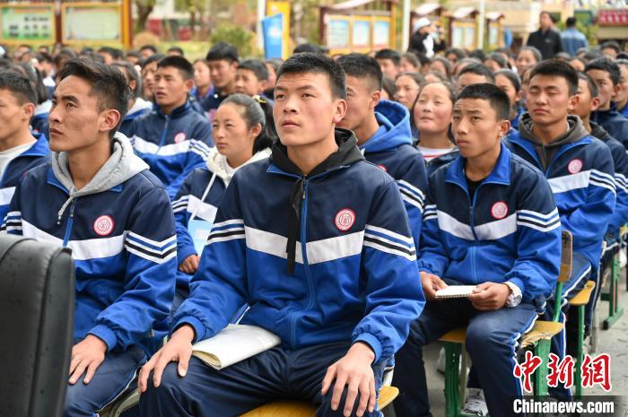 圖為昌都市第五高級(jí)中學(xué)學(xué)生參加授課。　趙朗 攝