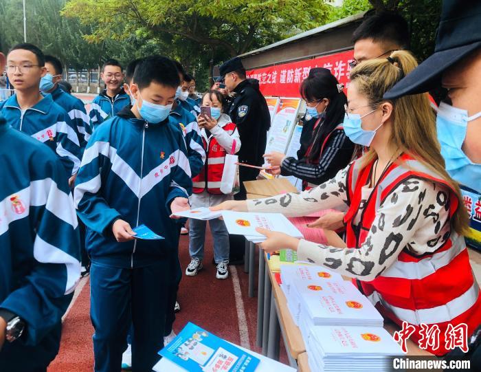 圖為西寧市法制宣傳進(jìn)校園?！∥鲗幨谐俏鲄^(qū)供圖