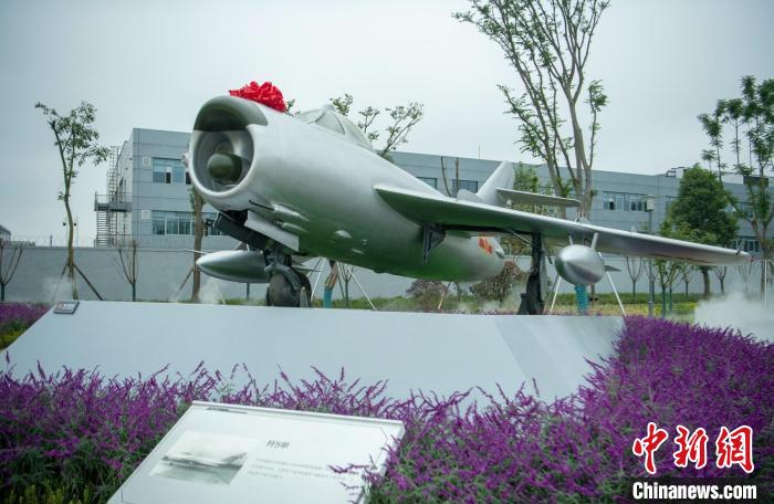 園林式戰(zhàn)斗機博物館內展示的“殲5甲”飛機?！⒅铱?攝