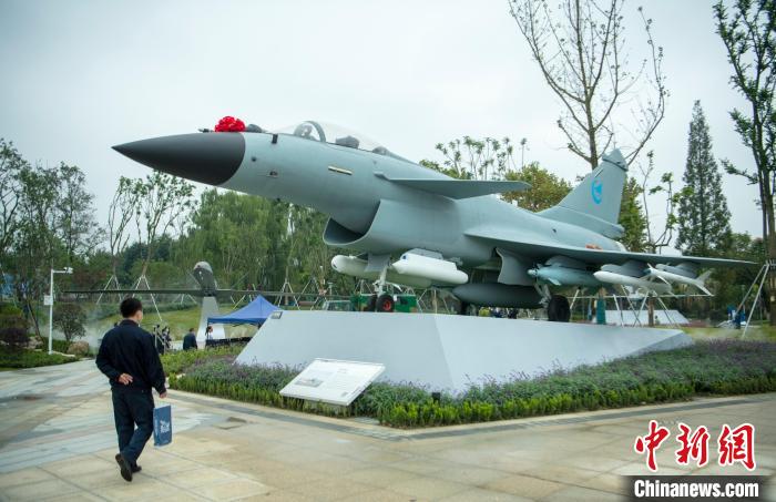 園林式戰(zhàn)斗機博物館內展示的“殲10C”飛機。　劉忠俊 攝