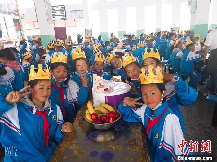 圖為加查縣安繞鎮(zhèn)小學(xué)學(xué)生集體過六一兒童節(jié)?！“怖@鎮(zhèn)小學(xué)供圖