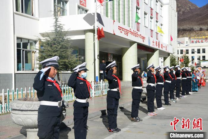 圖為加查縣安繞鎮(zhèn)小學(xué)學(xué)生爭當(dāng)“小交警”體驗(yàn)交警工作?！∝暩聛硭?攝