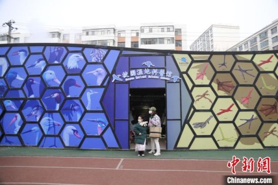 圖為西寧市第一中學(xué)濕地科普宣教館?！±罱瓕?攝