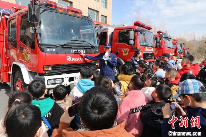 圖為消防員向小朋友們講解消防車?！铨埥?攝