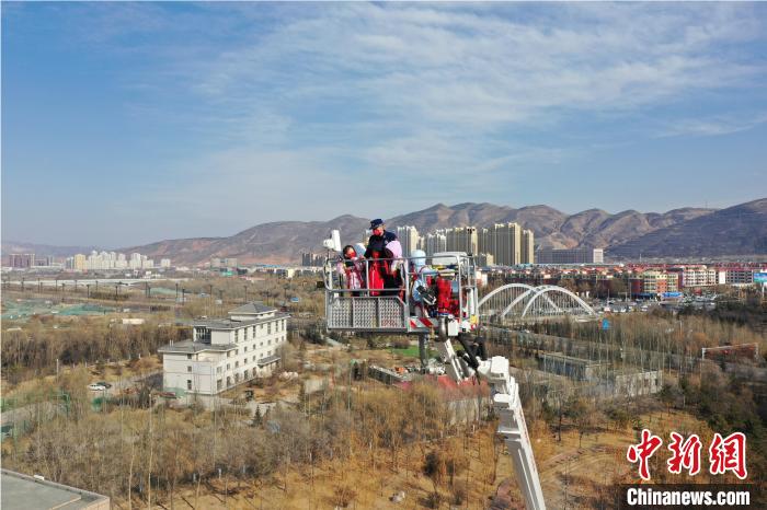 圖為小朋友在消防員的陪同下，體驗78米登高平臺消防車?！铨埥?攝