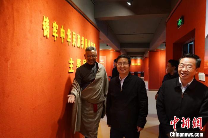 資料圖為參觀鑄牢中華民族共同體意識(shí)主題展?！『F龍 攝