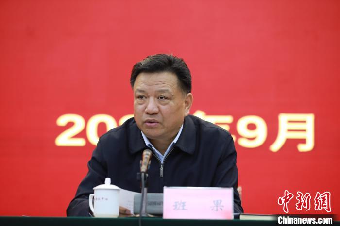 圖為青海省委常委、統(tǒng)戰(zhàn)部部長班果出席會議并講話?！『F龍 攝