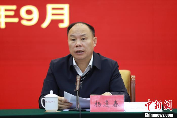 圖為青海省副省長楊逢春主持會議并講話?！『F龍 攝