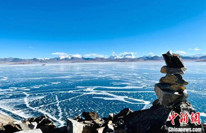 圖為普瑪江塘鄉(xiāng)境內(nèi)的雪山、冰湖美景?！±丝ㄗ涌h網(wǎng)信辦供圖