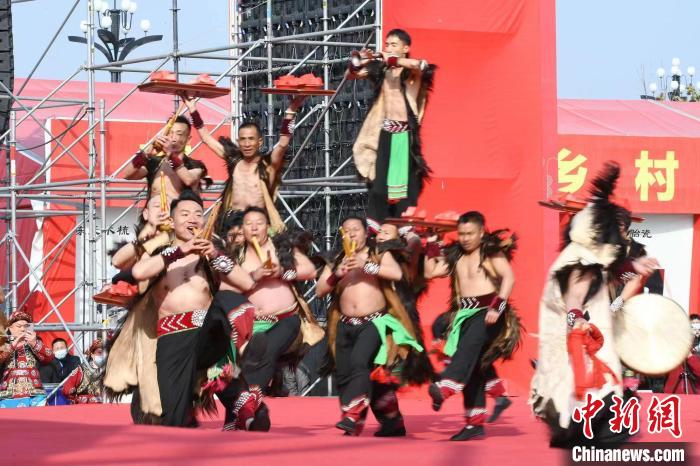 圖為少數(shù)民族舞蹈展演?！×赫赵?攝