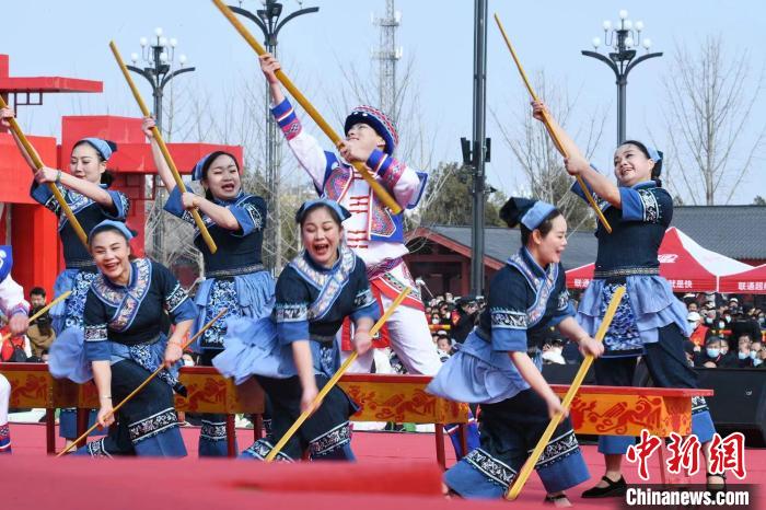 圖為廣西壯族打扁擔(dān)展演?！×赫赵?攝
