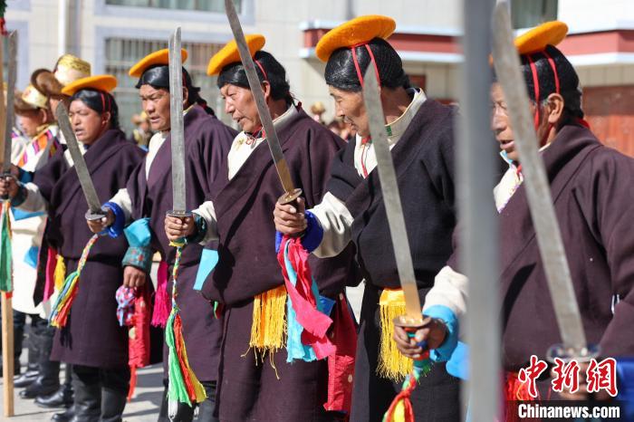 圖為藝人們手持藏刀表演加麻百·甲江?！愔闈扇?攝