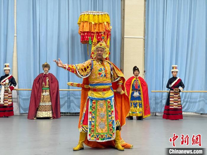 圖為格薩爾劇展演?！∠锴凡抛?供圖