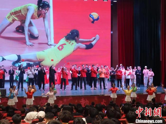 2023年全國(guó)青少年女排集訓(xùn)閉幕式現(xiàn)場(chǎng)?！√旖蝮w育學(xué)院供圖