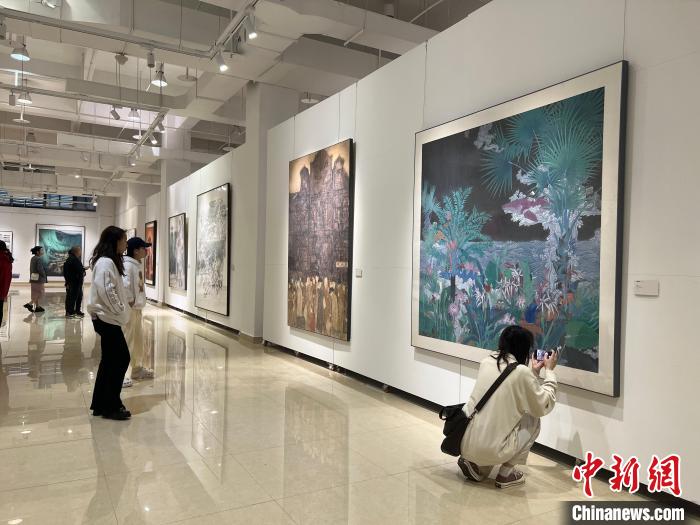圖為全國(guó)青年教師中國(guó)畫學(xué)術(shù)邀請(qǐng)展吸引學(xué)生觀展?！＄婌?攝