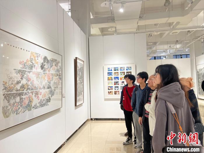 圖為全國(guó)青年教師中國(guó)畫學(xué)術(shù)邀請(qǐng)展現(xiàn)場(chǎng)?！＄婌?攝