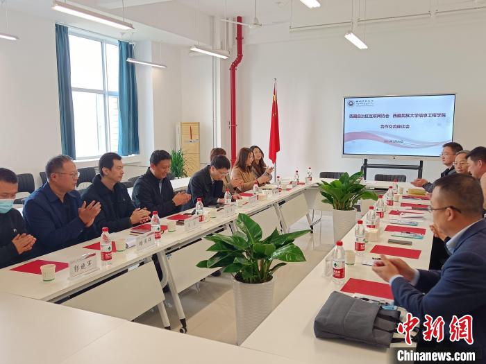 圖為座談會(huì)議現(xiàn)場(chǎng)?！「裆?攝