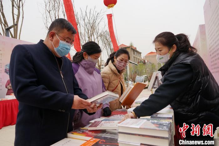 圖為民眾在活動現(xiàn)場購書?！●R銘言 攝