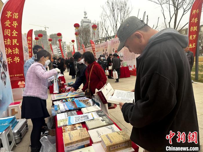 圖為民眾在活動現(xiàn)場讀書、購書。　李雋 攝