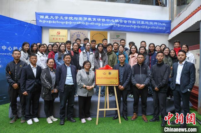 圖為揭牌儀式上合影?！∝暩聛硭?攝