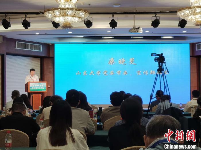 山東大學黨委常委、宣傳部部長桑曉旻在現(xiàn)場致辭?！⊥醪赦?攝