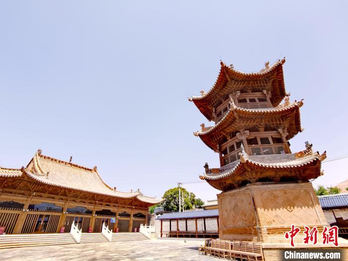 圖為阿河灘清真寺局部?！?zhí)砀?攝